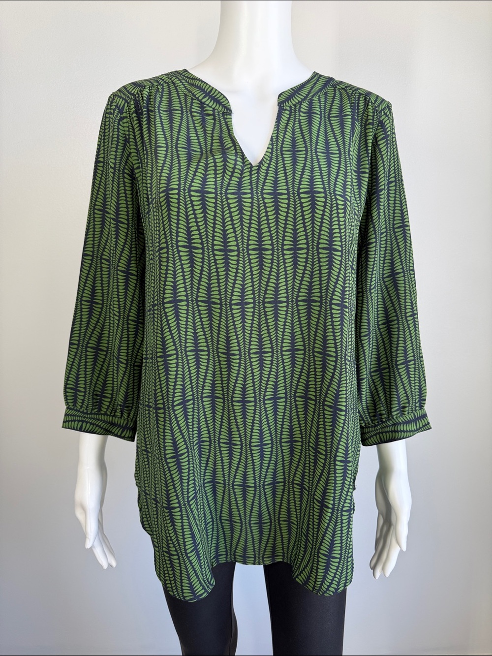 Ellie Kai Silk Tunic Blouse Size 10 Green Navy Leaf Print Split Neck